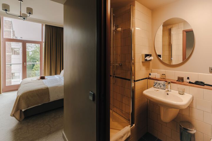 Room 32 of 49