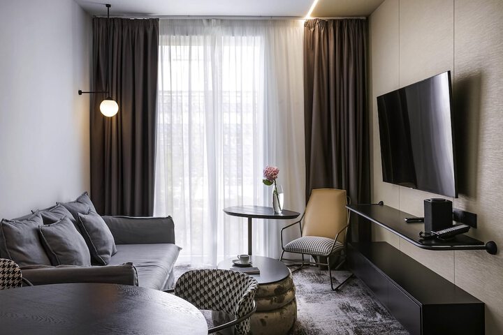 Room 5 of 76