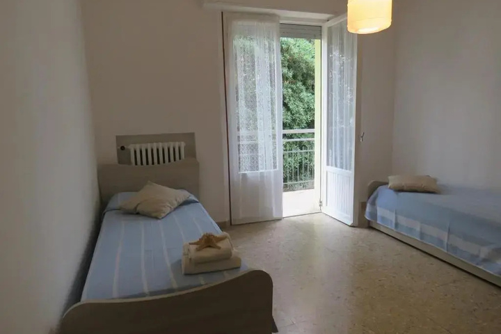Room 4 of 10
