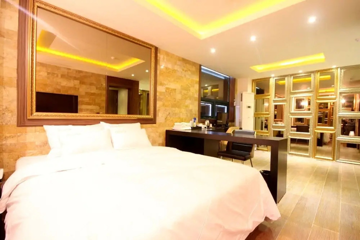 Room 6 of 19