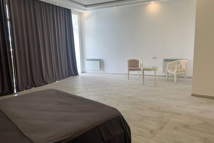 Room 6 of 17