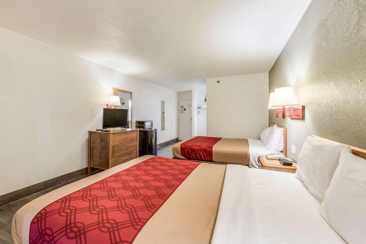 2 Queen Beds (3 of 10)