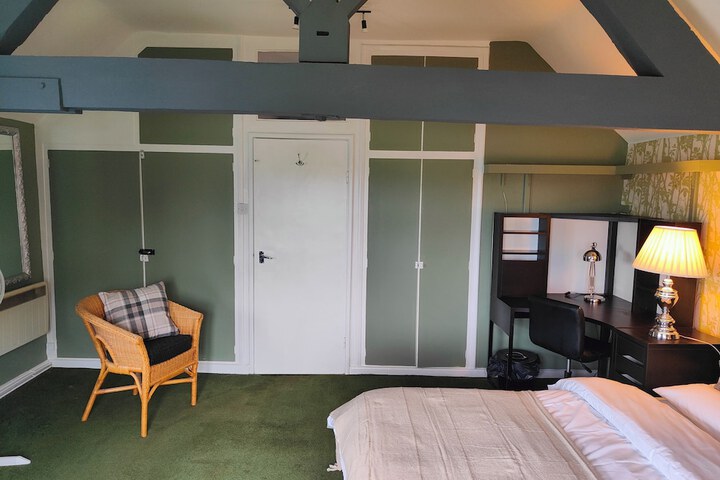 Room 33 of 53