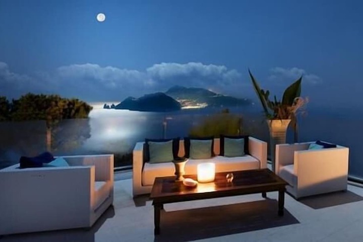 Lounge 52 of 62