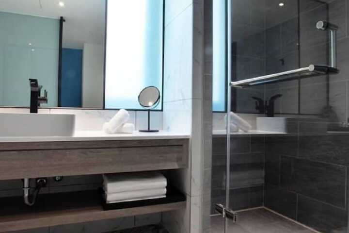 Room 42 of 67
