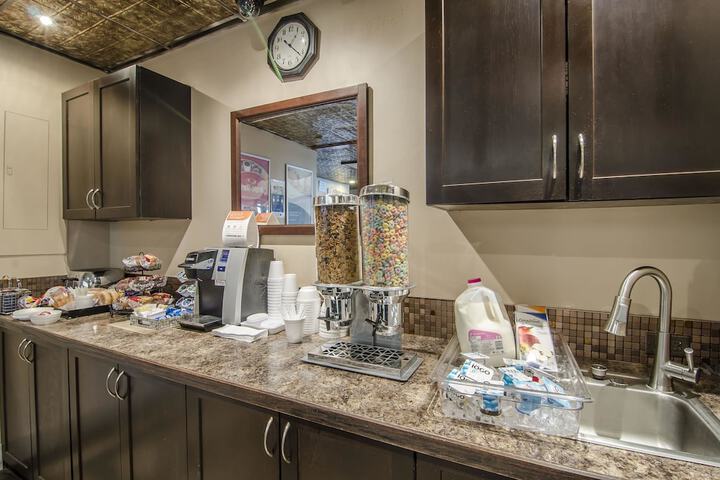 Breakfast/Coffee Service 37 of 67