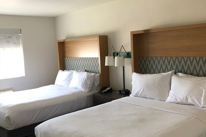 1 Queen Bed (7 of 8)