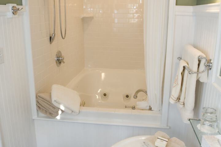 Jetted tub