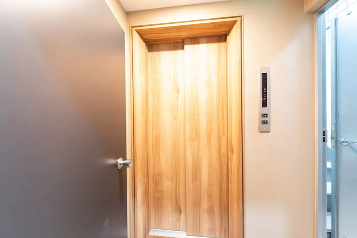 Room 11 of 19