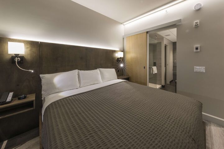 Room 37 of 104