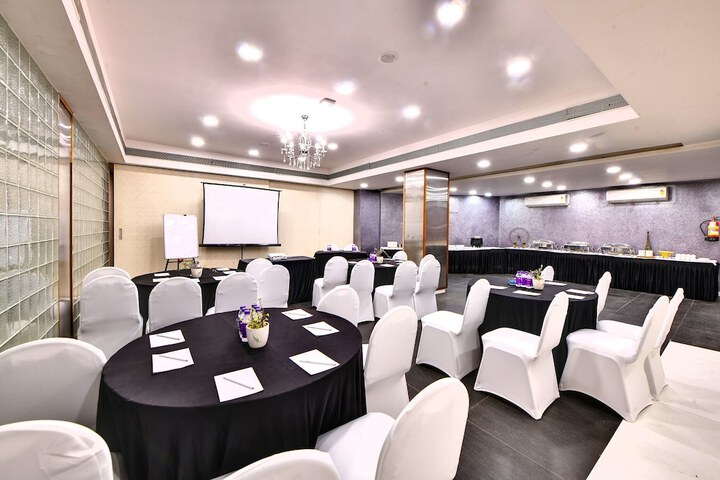Ballroom/Hall 51 of 64