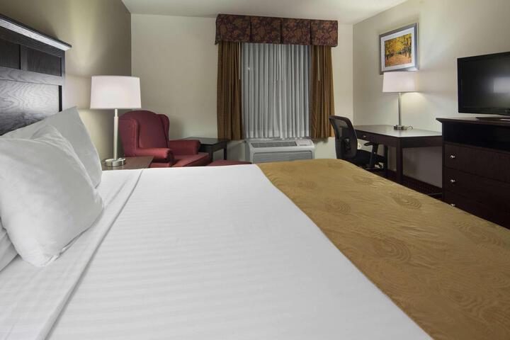 1 King Bed (4 of 13)