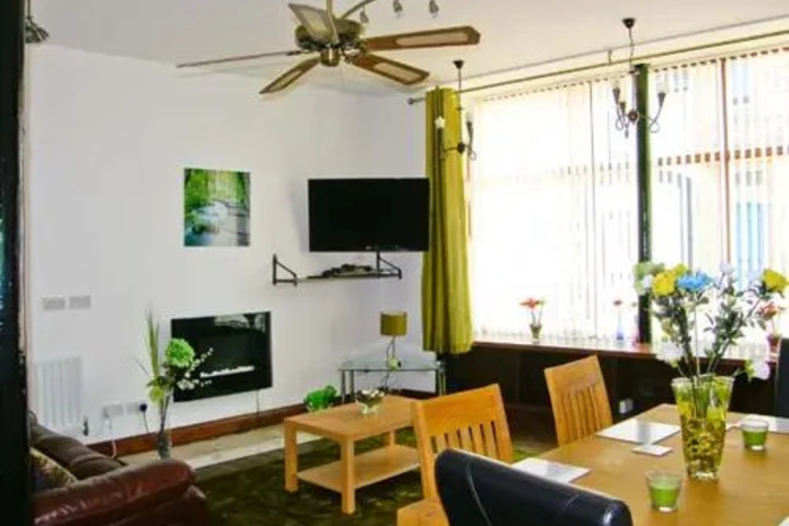 Room 2 of 8