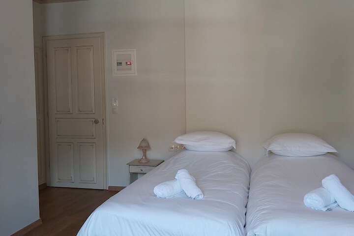 Room 53 of 446