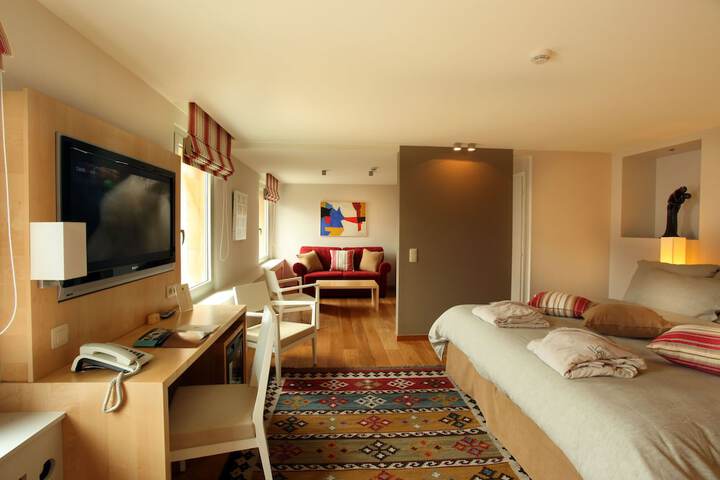 Room 2 of 28
