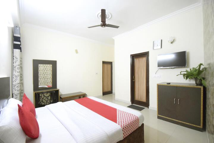 Room 10 of 32