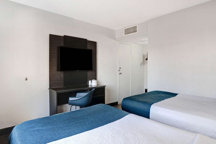 2 Double Beds (16 of 22)