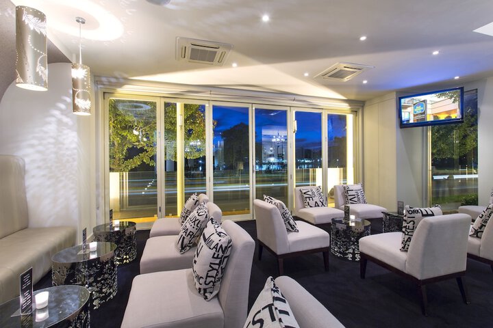 Lounge 34 of 40