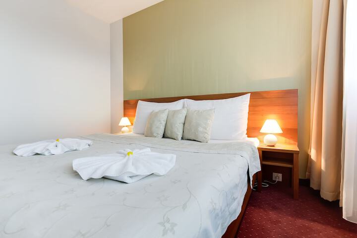Room 9 of 32
