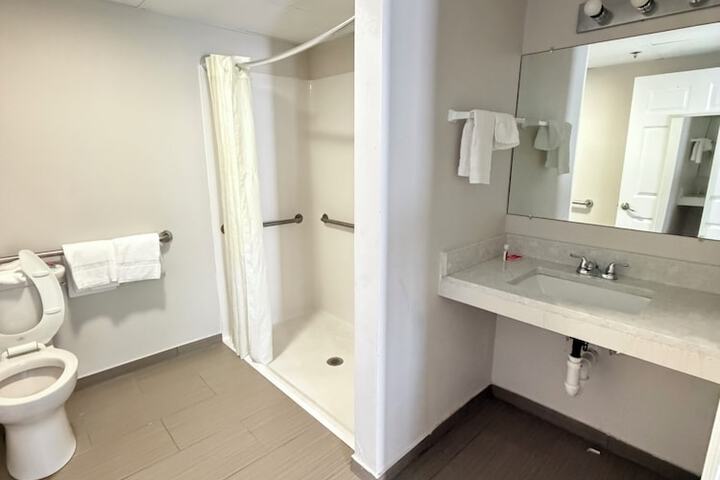 Room 4 of 8