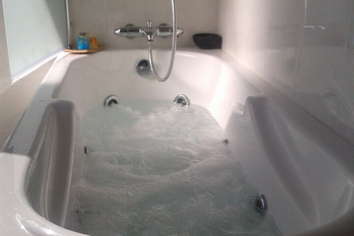 Jetted tub