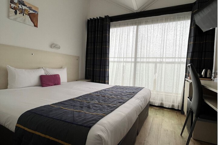 Room 6 of 13