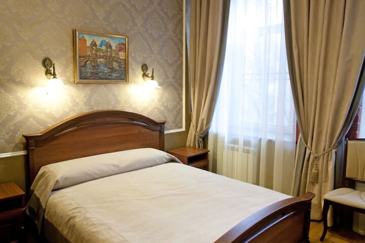 Room 10 of 34