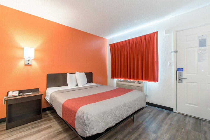 1 Queen Bed (7 of 12)