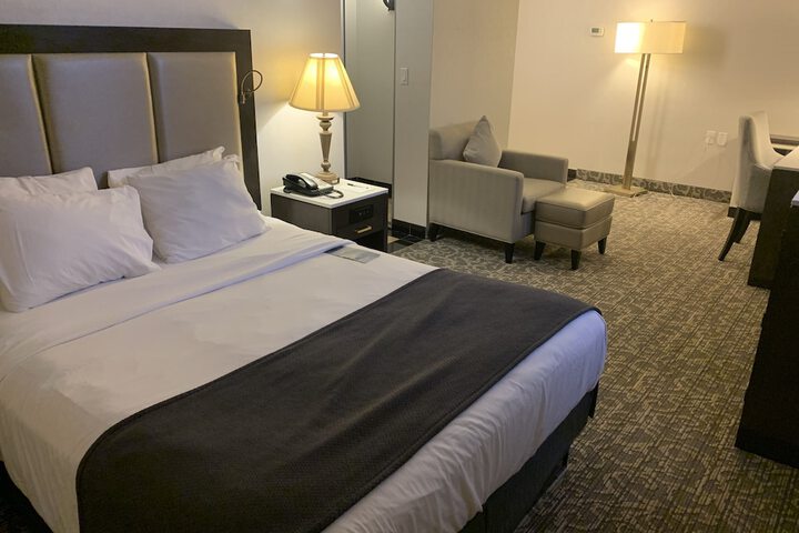 1 Queen Bed (8 of 14)