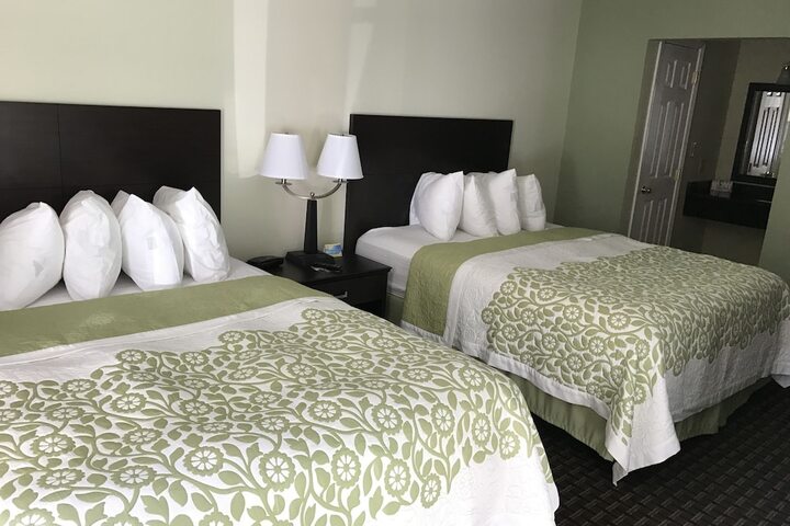 2 Queen Beds (4 of 11)