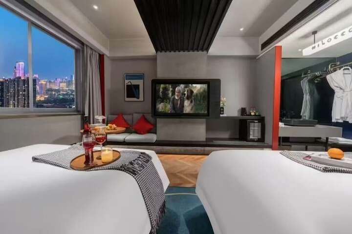 Room 12 of 28