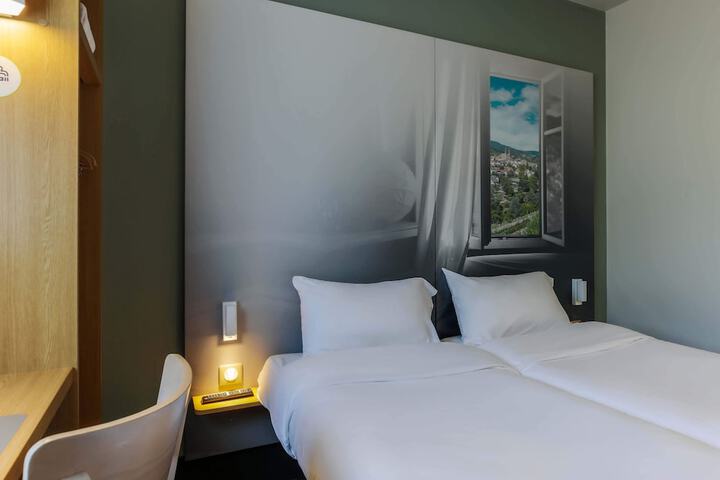 Room 16 of 40