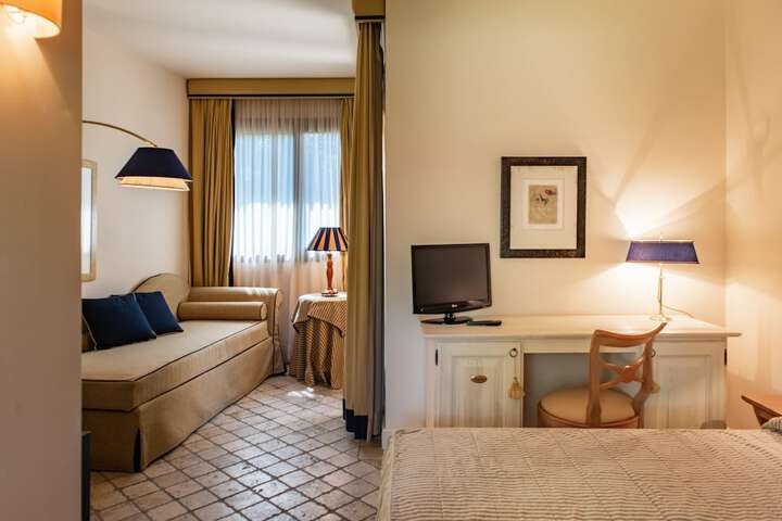 Room 16 of 40