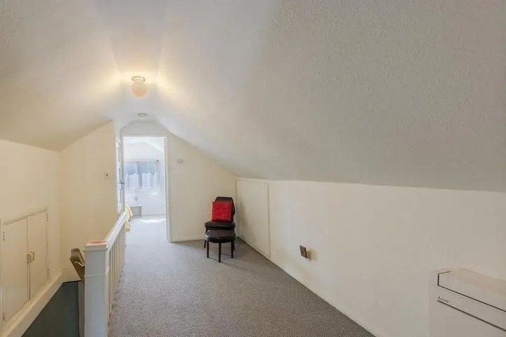 Room 13 of 18