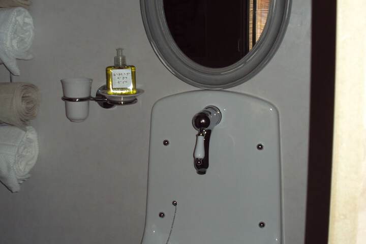 Room 17 of 22