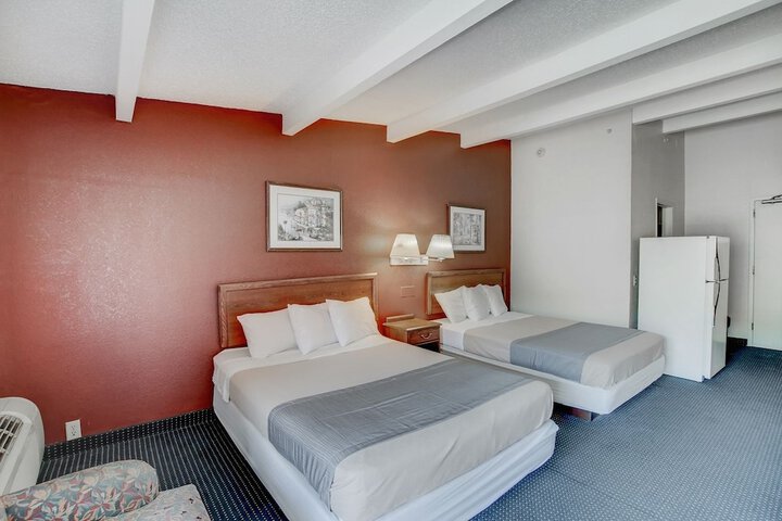 1 Queen Bed (1 of 6)