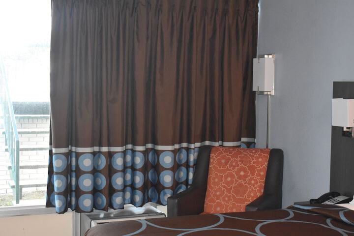 1 King Bed | (6 of 7)