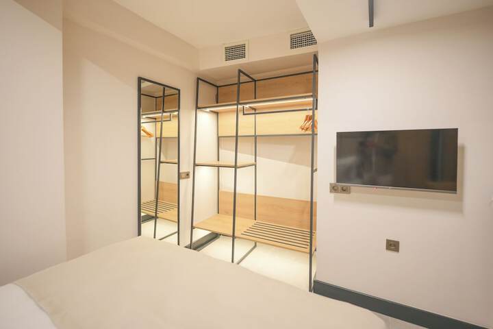 Room 11 of 27