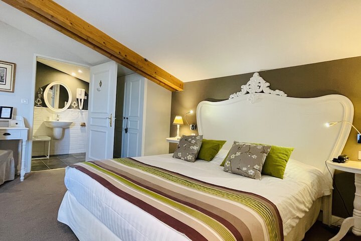 Room 25 of 104
