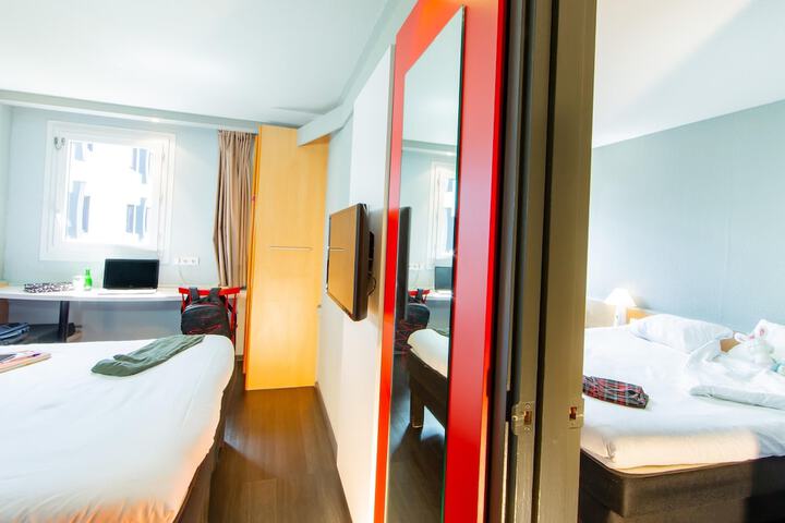 Room 9 of 40