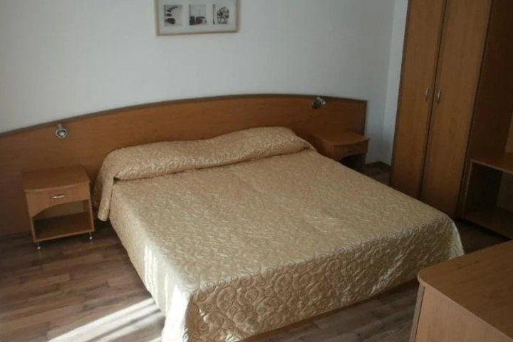 Room 5 of 13