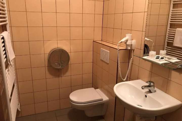 Room 9 of 15
