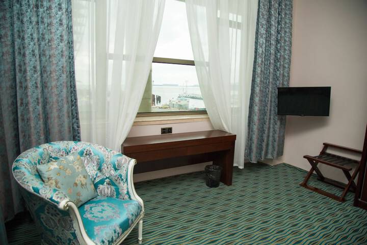Room 16 of 33