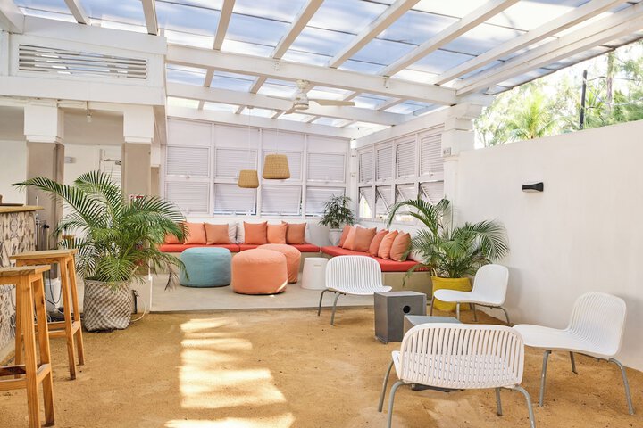 Lounge 54 of 85