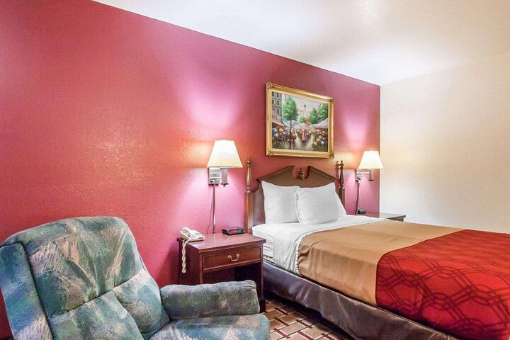 1 Queen Bed (8 of 11)
