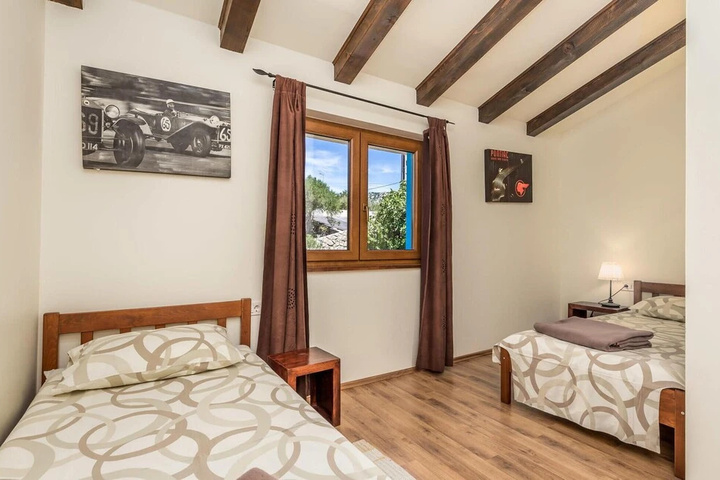 Room 5 of 20