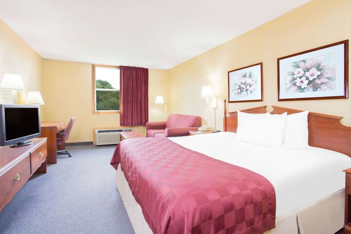 1 King Bed Accessible (6 of 8)