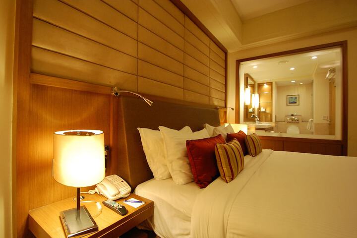 Room 6 of 76