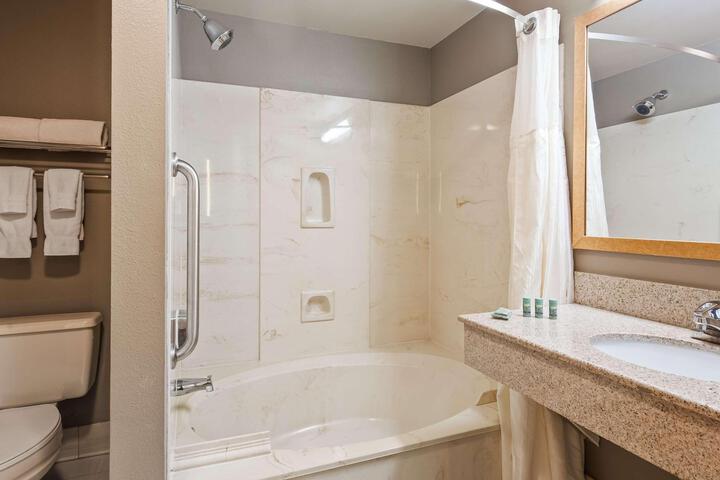 1 King Bed High Speed Internet Accessible Microwave and Refrigerator, Coffee Maker, Hairdryer Iron and Ironing Board Full Breakfast (9 of 30)