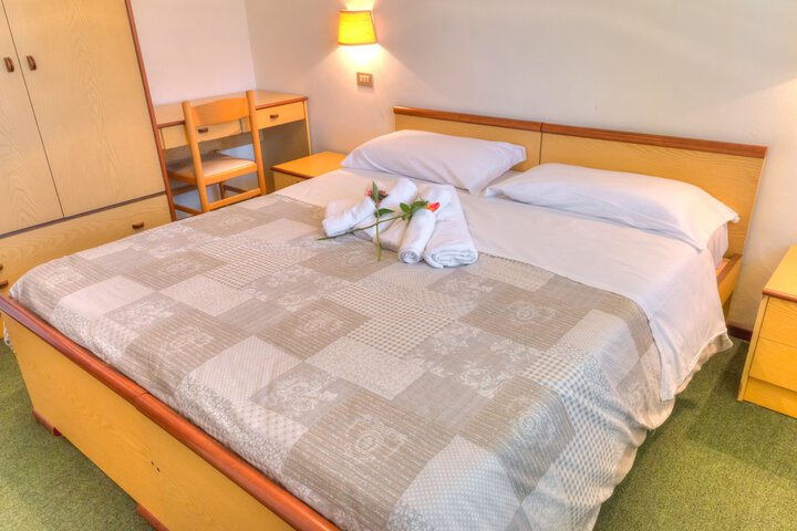 Room 2 of 18